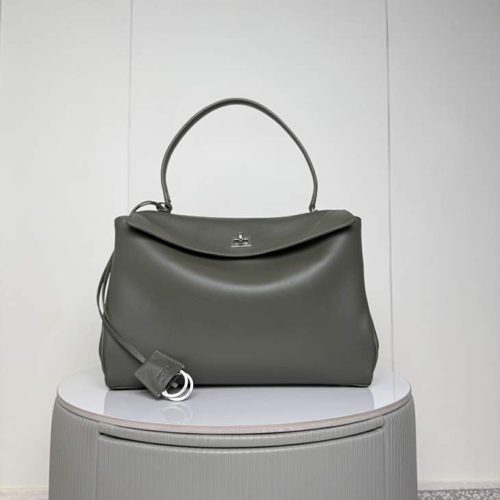 Picture of Balenciaga Handbags _SKUfw241227211fw